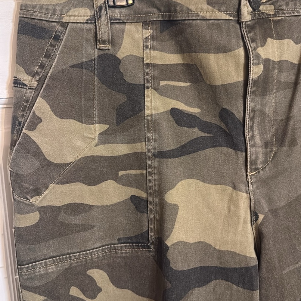 NWOT KUT from the Kloth Women's Ashton High rise Wide Leg Barrel, Camo in Olive - Picture 7 of 16
